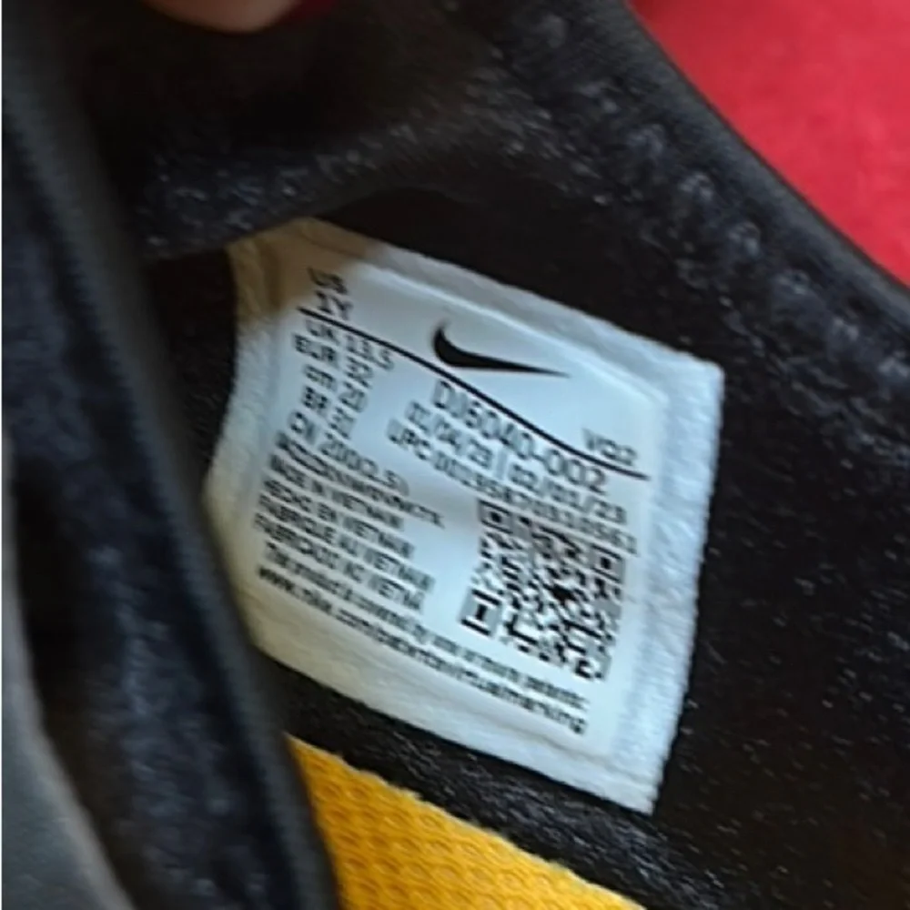 Black and White Nike Sneakers - Picture 9 of 9